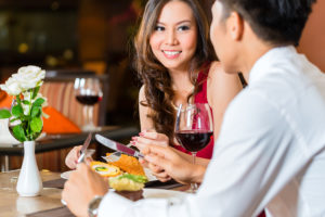 男性と女性が食事を楽しんでいる画像