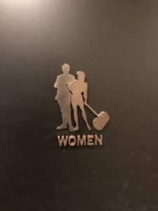女トイレの表札